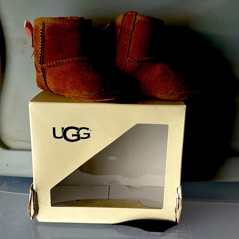 Toddler UGGs size 2/3 gently used pink bow on back very little wear